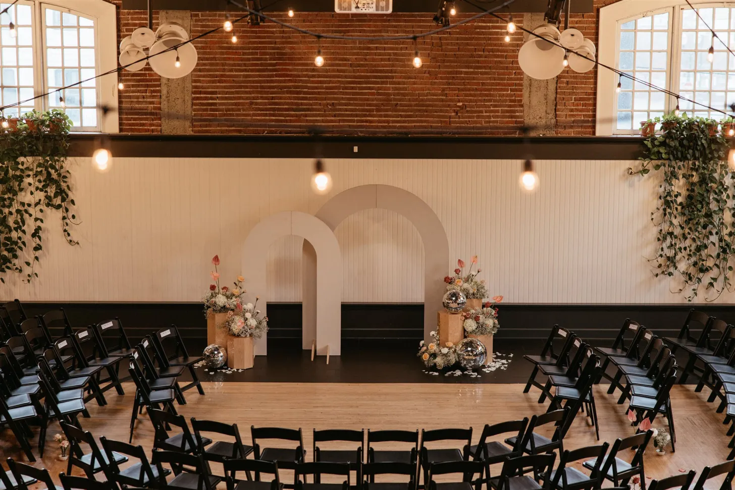 Fotografía: Lauren Miles Photography, bolas discoteca. decoracion boda