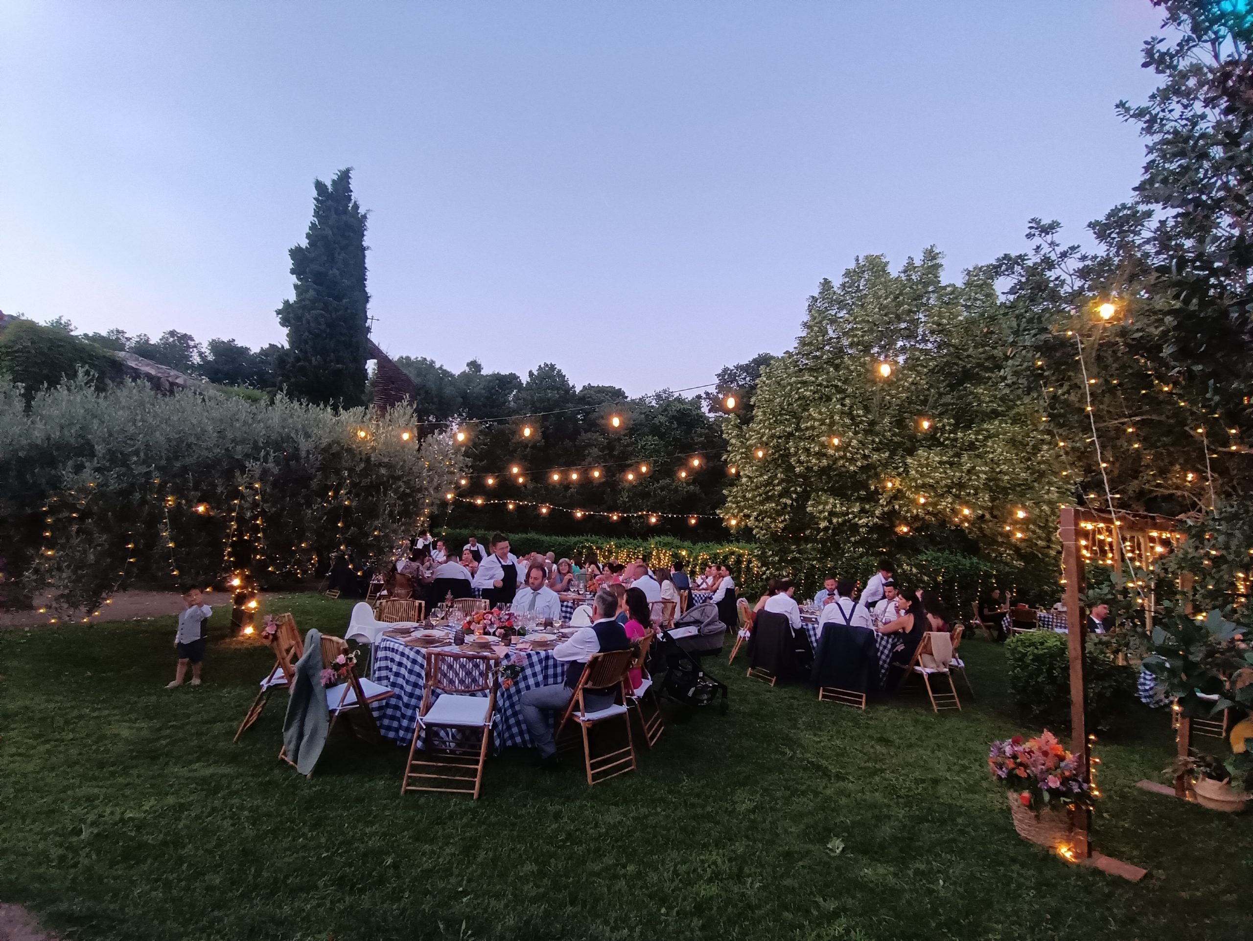 boda Segovia verano guirnaldas luces jardin zazu