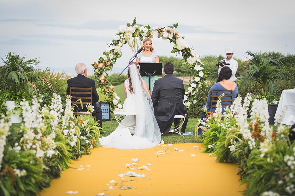 ceremonia pasillo de flores boda-elegante-y-moderna-en-dorado010