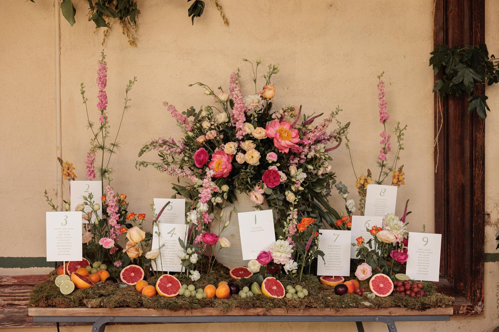 boda desdino wedding destination Segovia Eventos zazu seating frutas primavera